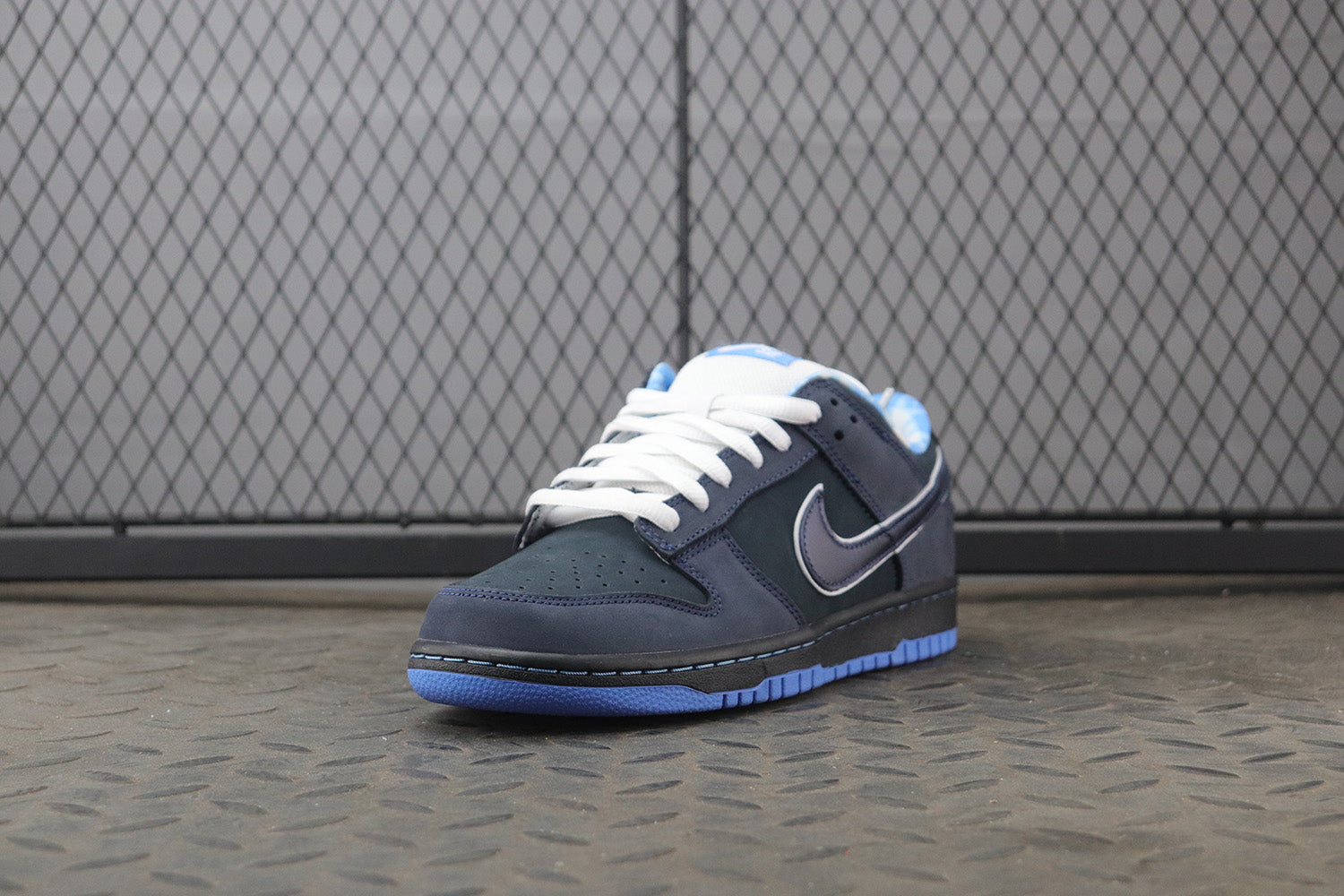 Nike dunk sb low blue lobster, all sizes available.