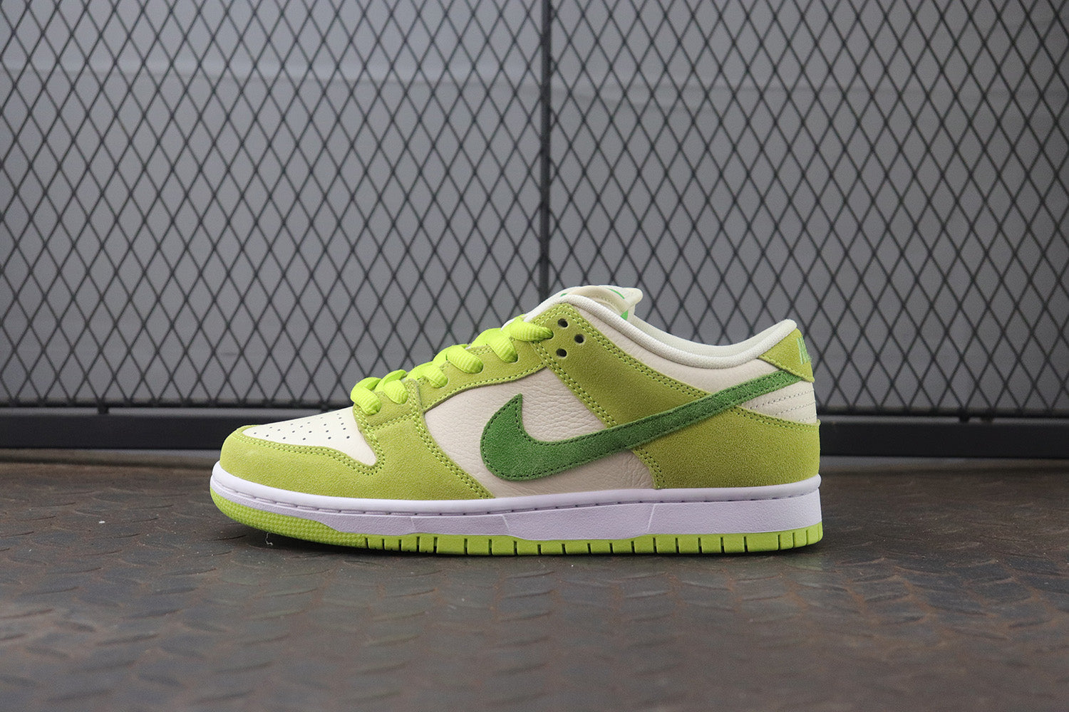 Nike dunk sb low green apple, all sizes available.