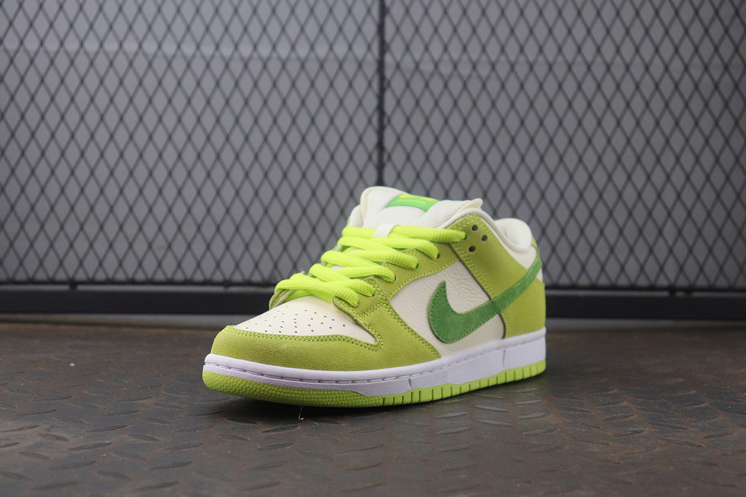 Nike dunk sb low green apple, all sizes available.