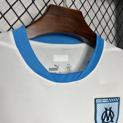 Close up view to the collar of the Olympique Marseille 24/25 Home White Jersey with blue accents.
