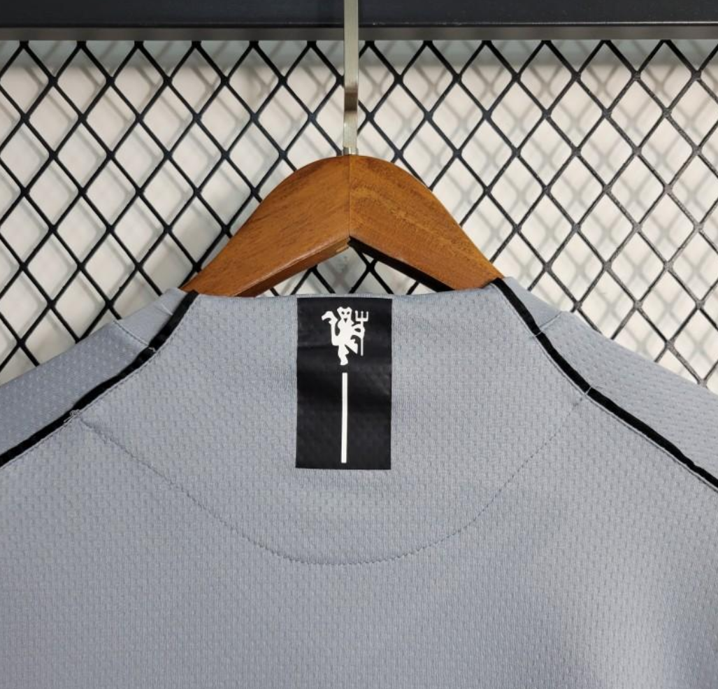 Manchester united 07/08 goalkeeper grey shirt