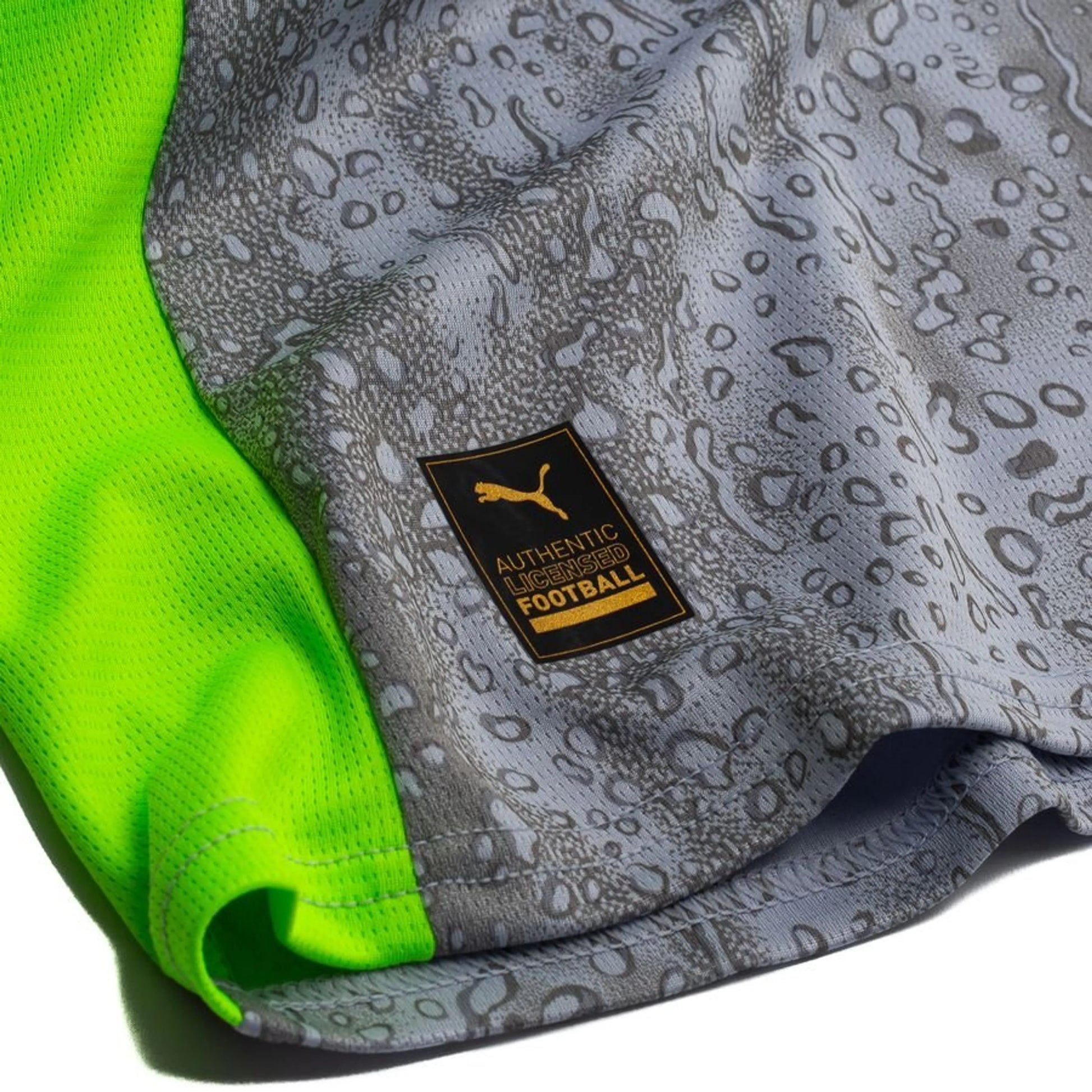 bottom left of the PUMA Manchester City 2025/26 Third Jersey Long Sleeves