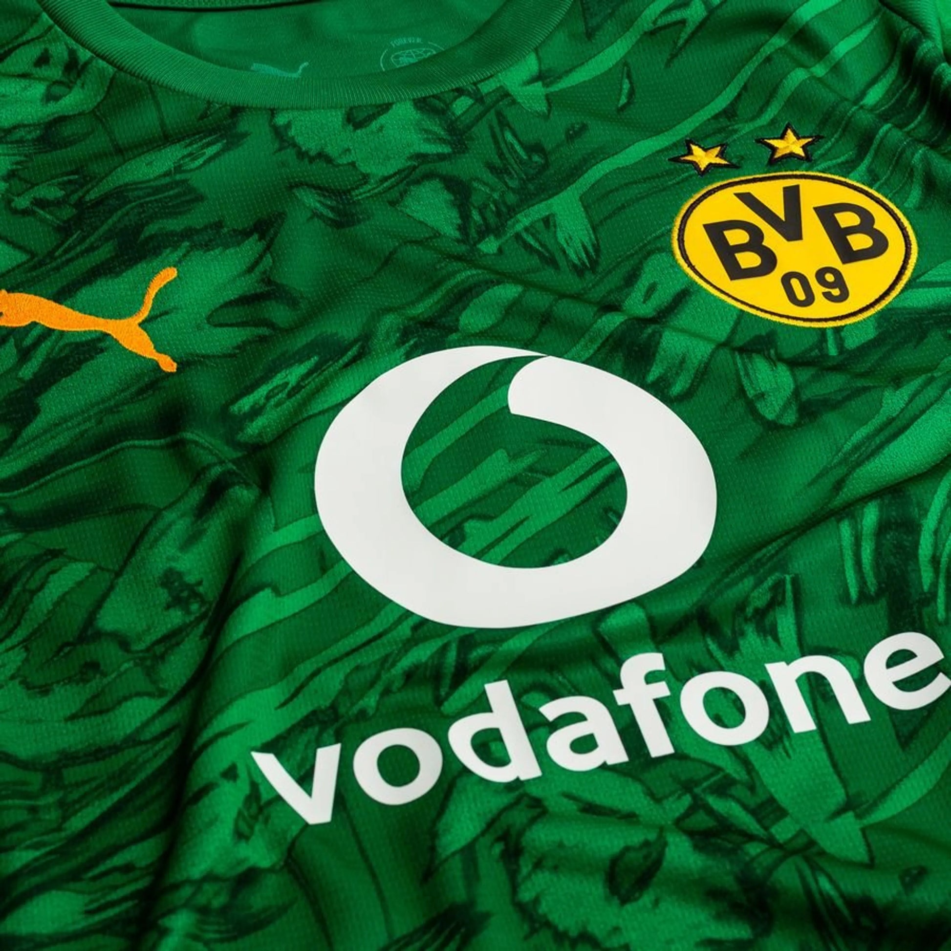 close up view of the PUMA Borussia Dortmund 2025/26 Goalkeeper Shirt in Green and Black