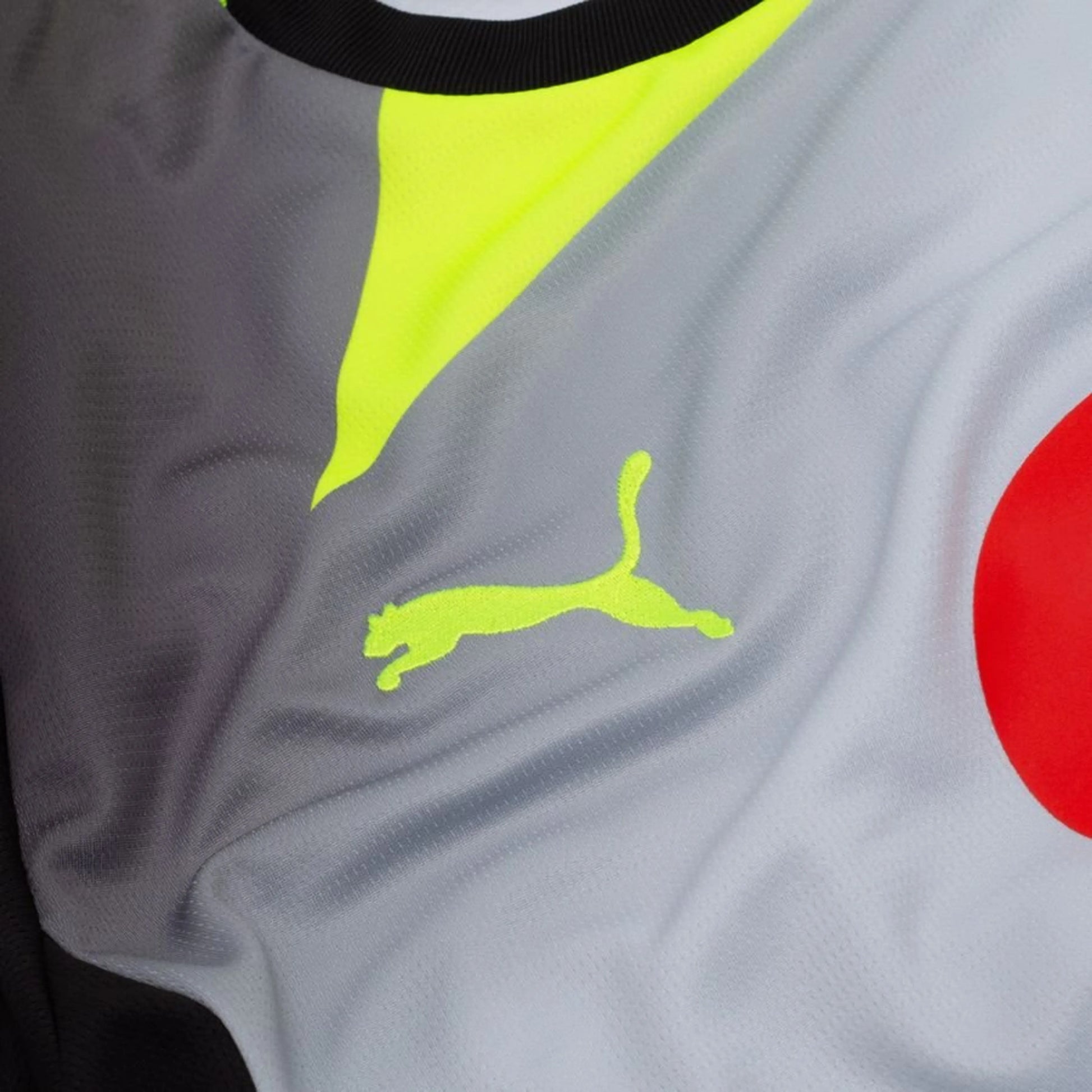 puma logo on the PUMA Borussia Dortmund 2025/26 Away Shirt in Black and Yellow