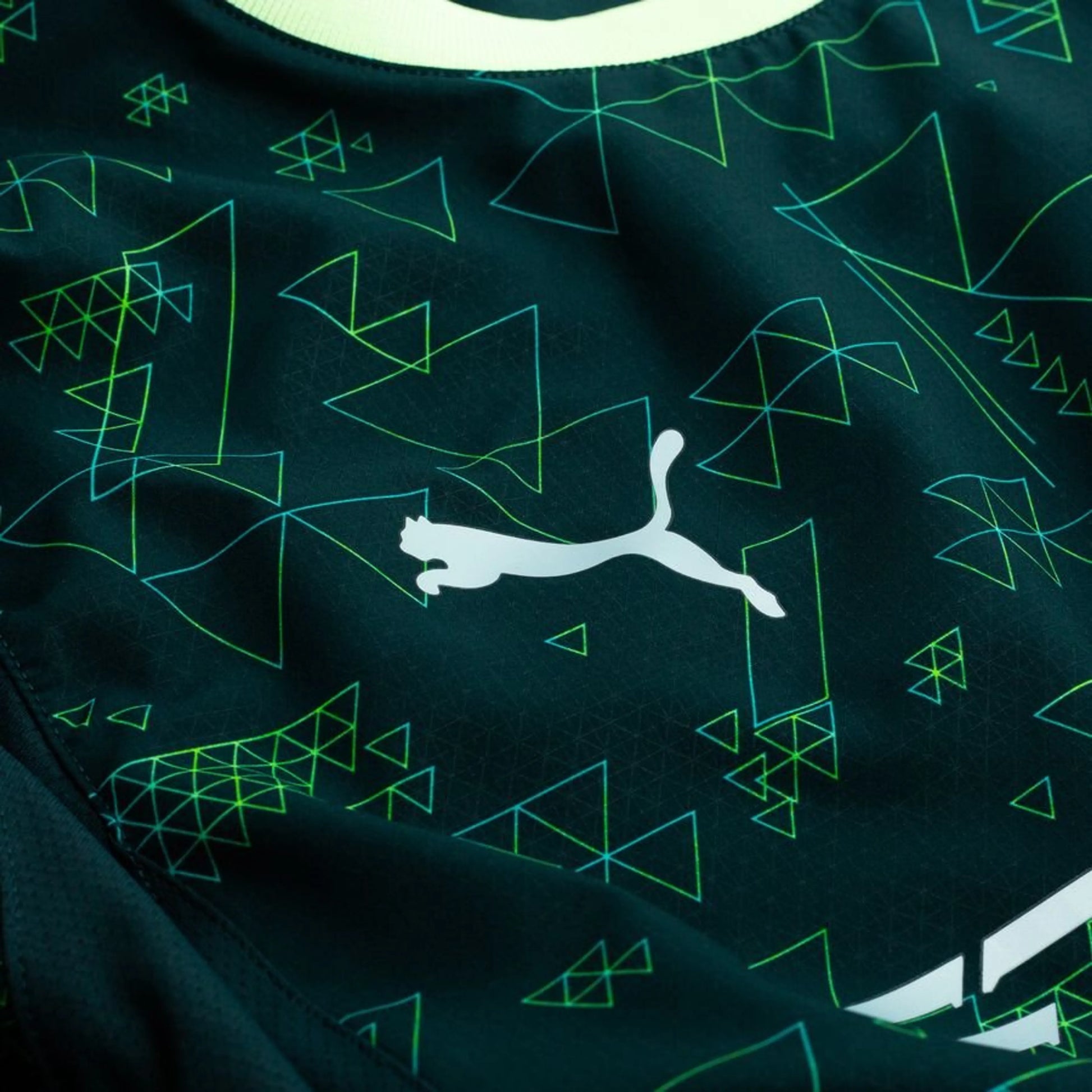 sponsor logo on the PUMA Manchester City x EAFC26 Fourth Jersey in Electric Blue and Black