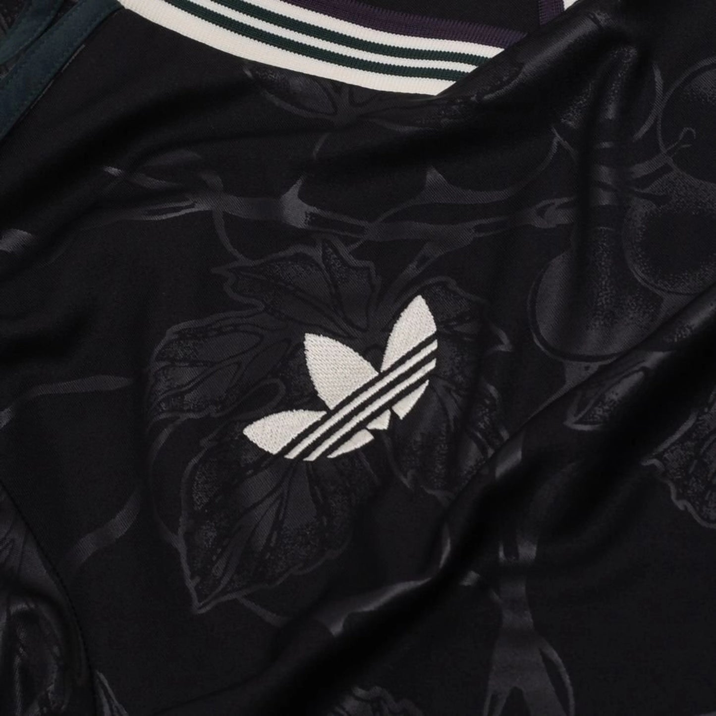 sponsor logo on the adidas Juventus 2025/26 Third Shirt in Black