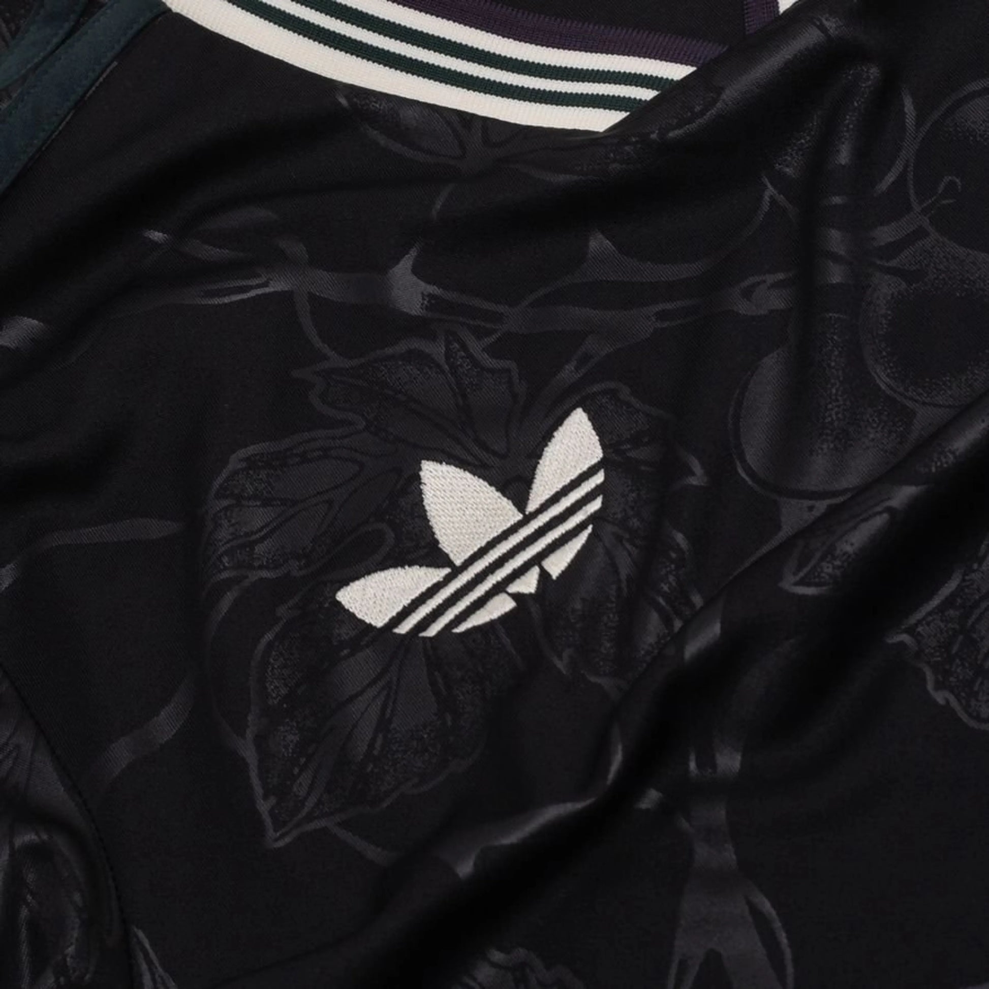 sponsor logo on the adidas Juventus 2025/26 Third Shirt in Black