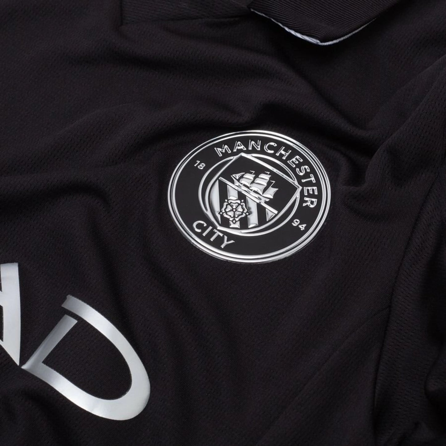 team logo on the PUMA Manchester City 2025/26 Away Shirt Long Sleeves
