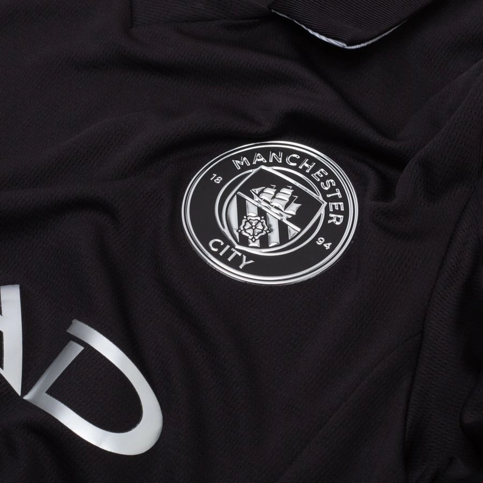 team logo on the PUMA Manchester City 2025/26 Away Shirt Long Sleeves